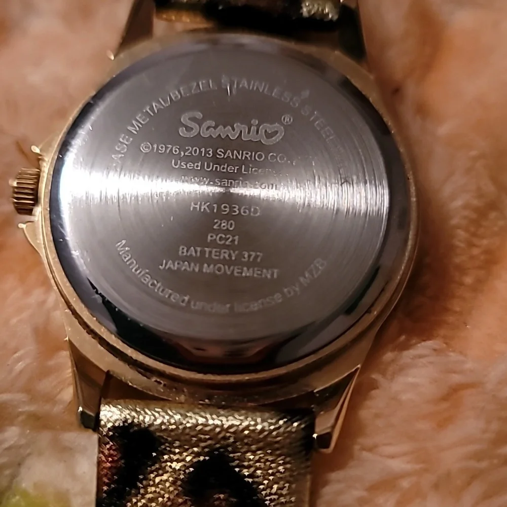 Sanrio Hello Kitty Gold Crystal Studded Bezel Leopard Print Band Textured Face‎